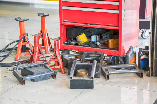 istock Empty workshop with a lift in a car repair station 905686514