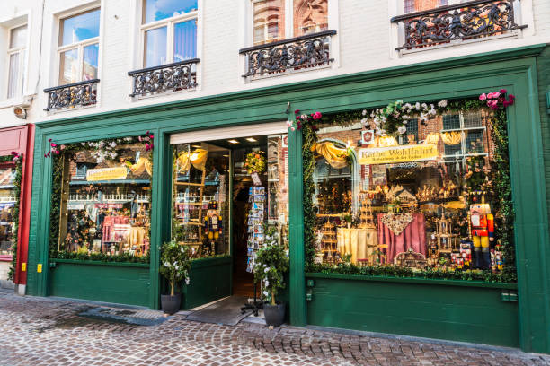 boutique de souvenirs à bruges, belgique - window display toy store store christmas photos et images de collection