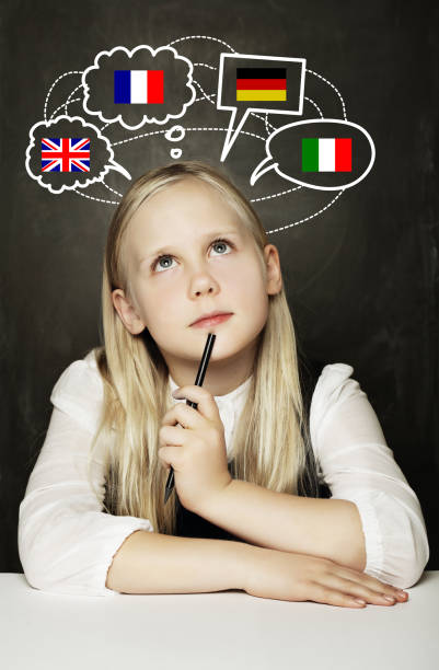 studentessa studentessa apprendimento della lingua inglese, tedesca, francese o italiana sullo sfondo della lavagna con regno unito, germania, italia, bandiere francia - french culture text classroom learning foto e immagini stock