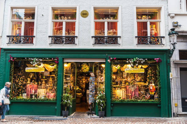 boutique de souvenirs à bruges, belgique - window display toy store store christmas photos et images de collection