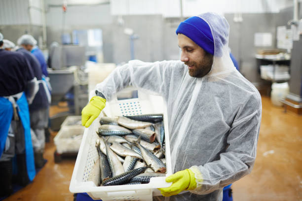 uomo con pesce - market fish mackerel saltwater fish foto e immagini stock