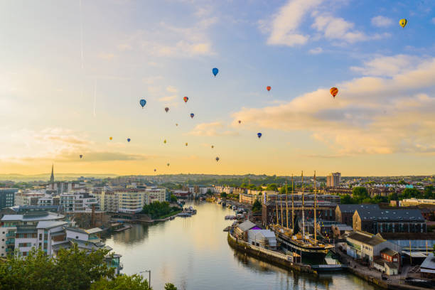 ハーバー サイドからブリストル国際バルーンフェスタ - ballooning festival ストックフォトと画像