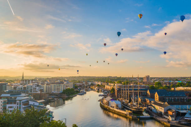 ハーバー サイドからブリストル国際バルーンフェスタ - ballooning festival ストックフォトと画像