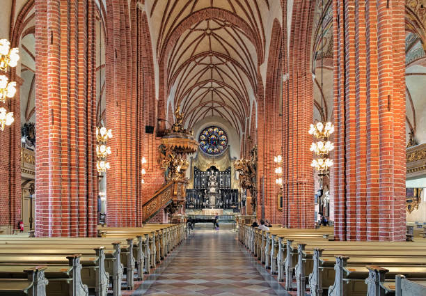 interior de storkyrkan (gran iglesia) en estocolmo, suecia - iluminación de techo abovedado fotografías e imágenes de stock