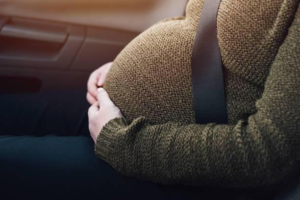 femme enceinte avec la ceinture de sécurité de siège - travel buckle part of on top of photos et images de collection