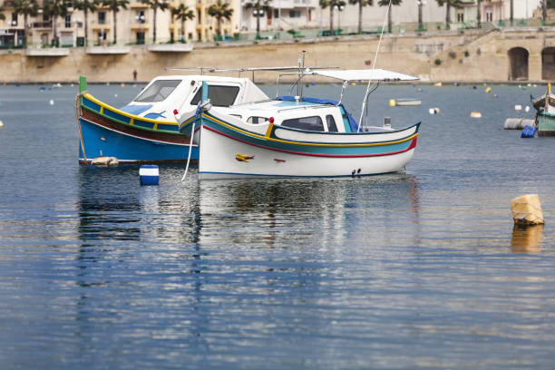 lindo colorido pequenos barcos de pesca em marsaskala, malta, - buoy anchored sea wave - fotografias e filmes do acervo