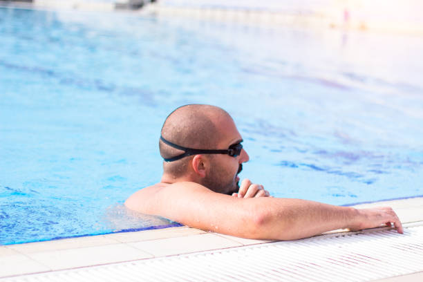 istock Young man on the edge of the pool. 905706988