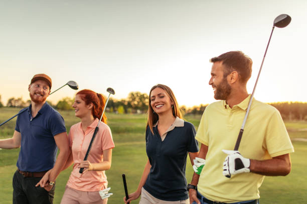liens sur le parcours de golf - golf hobbies happiness cheerful photos et images de collection