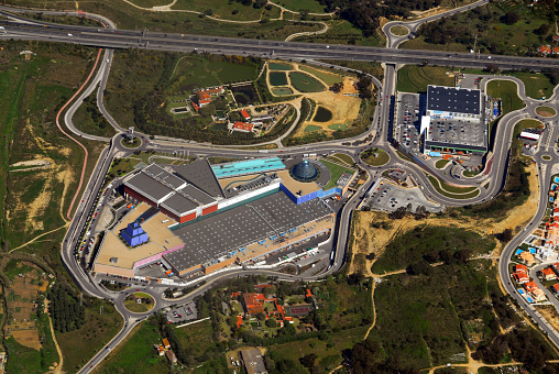 Almada, Portugal: Almada Fórum shopping center and A2 motorway from the air - Rua Sérgio Malpique - Feijó
