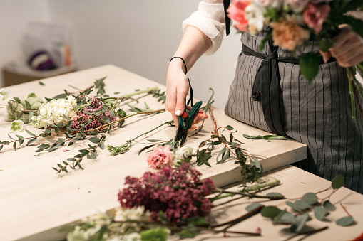Master class on making bouquets. Summer bouquet. Learning flower arranging, making beautiful bouquets with your own hands.