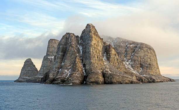 île de distance dans l’extrême-arctique - île de baffin photos et images de collection