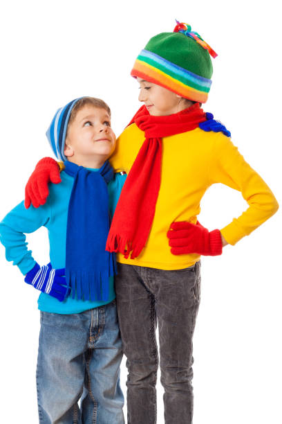 冬の服が一緒に立っている 2 人の笑みを浮かべて子供 - glove winter wool touching ストックフォトと画像