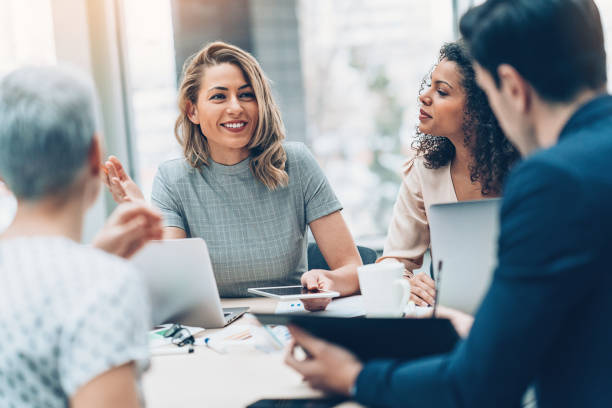 grupo de personas de negocios en discusión - setting goals fotografías e imágenes de stock