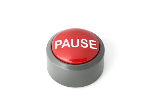 pulsante circolare rosso con l'etichetta 'pausa' su sfondo bianco - riposarsi foto e immagini stock
