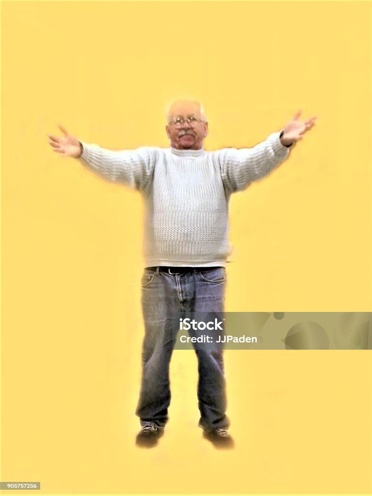 зрелые волосатые Роялти Бесплатная Фотография Зрелый Белый Волосатый Человек Или Дедушка Рисунок Носить Свитер С Двумя Его Открыл Руки Расширены — стоковые фотографии и другие картинки 60-69 лет - iStock