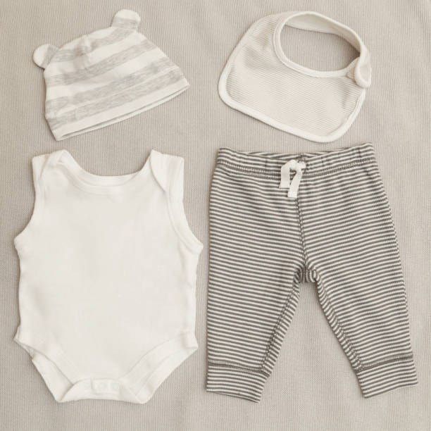 istock Grey & white baby unisex outfit 905760670