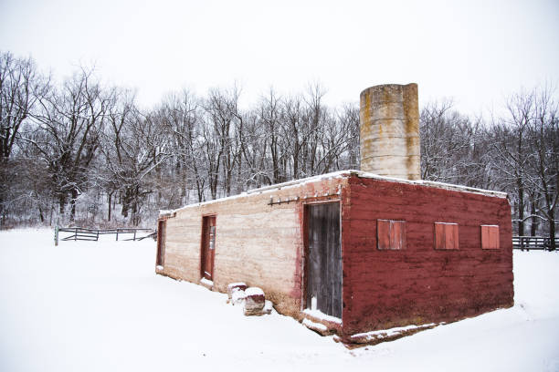 istock Snow on an old barn, Springfield, Missouri. 905761212