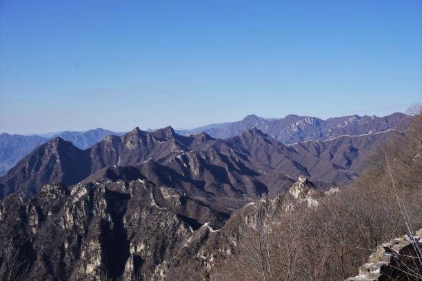 великая китайская стена и горы в цзянькоу - jiankou стоковые фото и изображения