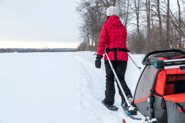 familia que se divierten al aire libre en invierno - winter snowshoeing running snowshoe fotografías e imágenes de stock