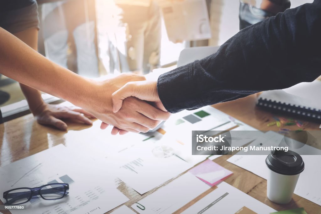 Conceito de parceria de negócios. homem de negócios apertando as mãos durante uma reunião no escritório, sucesso, lidando, saudação. - Foto de stock de Negócios royalty-free