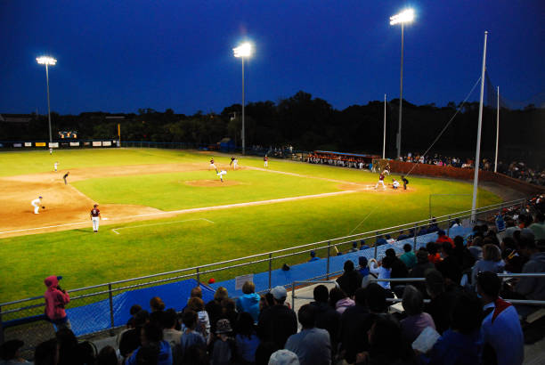 juego de la noche en la liga de béisbol del bacalao de cabo - baseball league fotografías e imágenes de stock