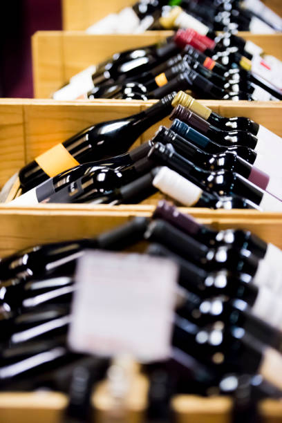 와인 슈토레 - vertical wine bottle variation rack 뉴스 사진 이미지