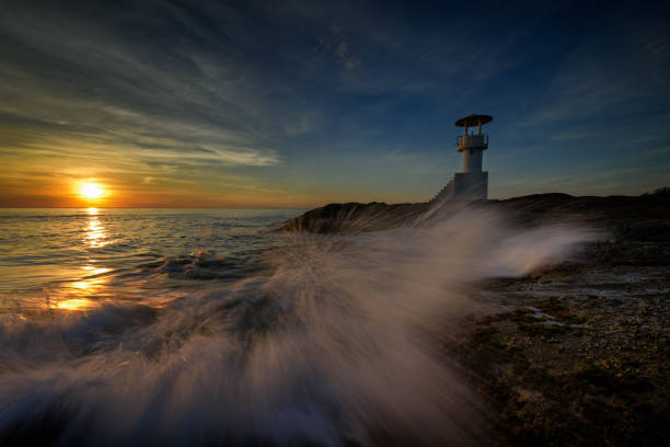istock Splash of wave at lighthouse 905819416
