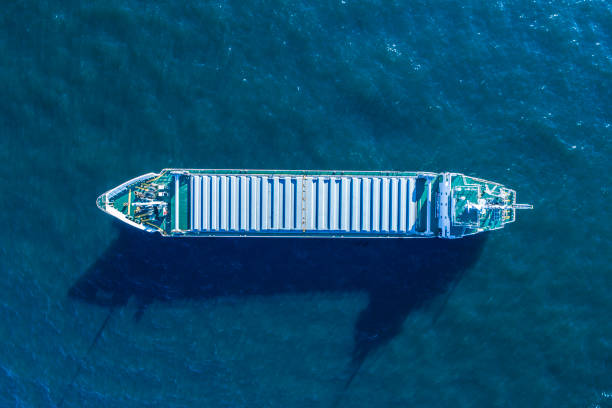 statek towarowy przekracza ocean. - helicopter air vehicle business cargo container zdjęcia i obrazy z banku zdjęć