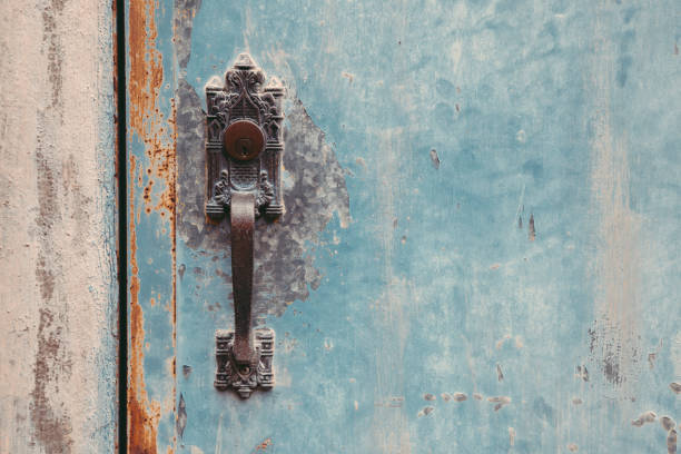 istock Vintage style door and doorknob 905822292