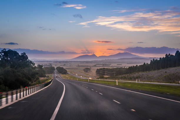 voyage sur la route australienne, flou de mouvement paysage de l’autoroute à la tombée de la nuit avec le mont ararat - australian culture photos et images de collection