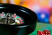 kontrastreiches-bild-des-casino-roulette-und-poker-chips-auf-bokeh-hintergrund.jpg?b=1&s=170x170&k=20&c=xx0o94Mspyicw-pfjRLE6se5JTEoQJGMsehxjYZ8HH8=
