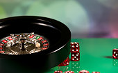 kontrastreiches-bild-des-casino-roulette-und-poker-chips-auf-bokeh-hintergrund.jpg?b=1&s=170x170&k=20&c=rYcv-cEXGc0aSlCnsn8JATMfaSrn0mWPdq0zk731z-Y=
