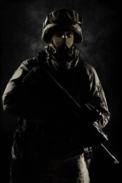 el hombre en la imagen de un miembro de la policía swat con armas - black ops fotografías e imágenes de stock