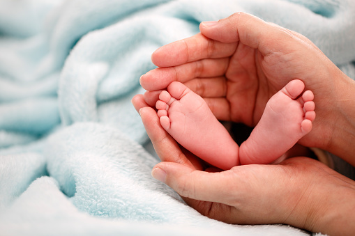 Yeni Doğan Bebek Ayak Fotoğraf Stok Fotoğraflar & El'nin Daha Fazla Resimleri - El, Anne, Yeni hayat - iStock