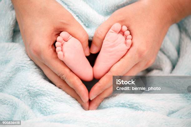 Foto Des Neugeborenen Babys Füße Stockfoto und mehr Bilder von Mutter - Mutter, Neu, Baby