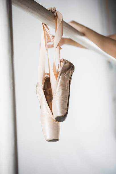 bouchent la vue de pointes pour le ballet sur barre - pointed toe photos et images de collection