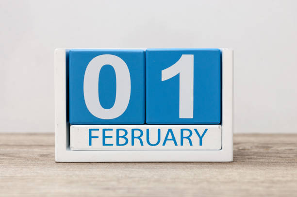 1º de fevereiro. calendário de dia 1 do mês, em fundo branco. horário de inverno - calendar september education month - fotografias e filmes do acervo
