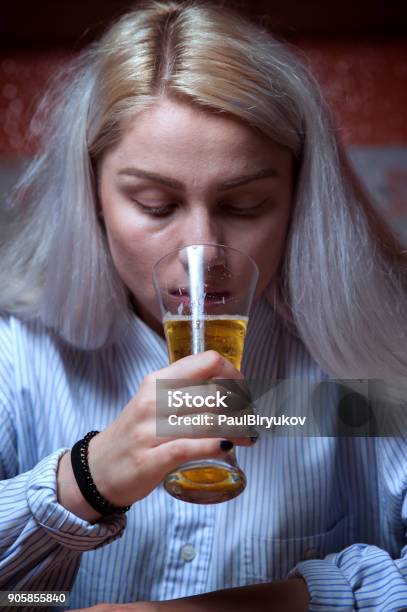 Cô gái tóc vàng uống bia, anh đẹp như chân dung nghệ thuật. Điều này chứng tỏ bia không chỉ là thứ uống để giải khát mà còn mang lại một cảm giác thoải mái và tràn đầy thú vị. Hãy xem hình để cảm nhận điều này.