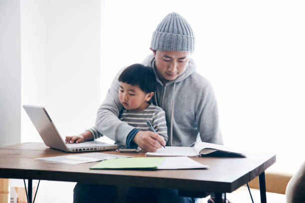 pai com filho, trabalhando em casa - stay at home dad - fotografias e filmes do acervo