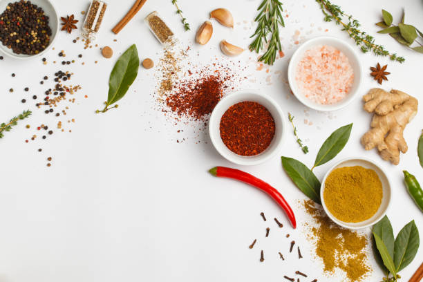 selezione di spezie erbe e verdure. ingredienti per cucinare. sfondo bianco, vista dall'alto, spazio di copia. - zenzero spezie foto e immagini stock