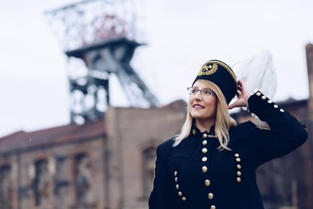 ガラの制服を着た女性黒炭坑 - gala uniform ストックフォトと画像