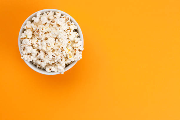 pipoca - isolada - popcorn snack bowl isolated - fotografias e filmes do acervo