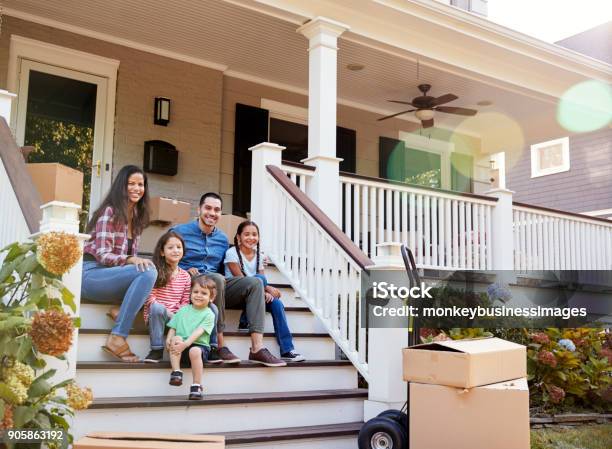 Foto de Família Sentado Nos Degraus Da Nova Casa Em Movimento No Dia e mais fotos de stock de Proprietário de Casa