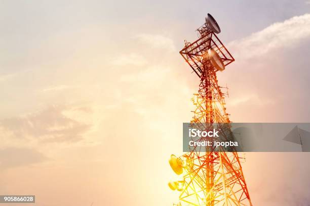 Abstrakte Telekommunikation Turm Antenne Und Satellitenschüssel Bei Sonnenuntergang Himmelshintergrund Stockfoto und mehr Bilder von Telekommunikationsgerät