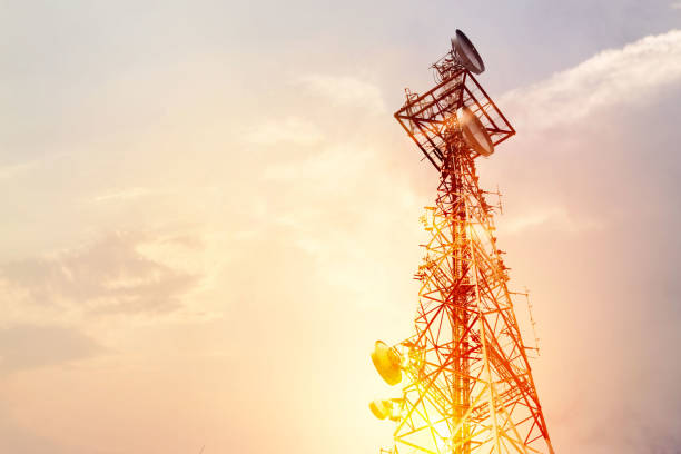 일몰 하늘 배경에서 추상 통신 타워 안테나, 위성 접시 - telecommunications industry 뉴스 사진 이미지