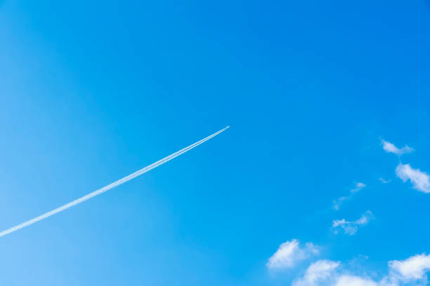 밝고 맑고 푸른 하늘 배경 대각선 제트 비행기 추적, 트랙, 비행기 추적, 응축 가신, 수증기 가신. 공간 복사 - 비행기구름 뉴스 사진 이미지