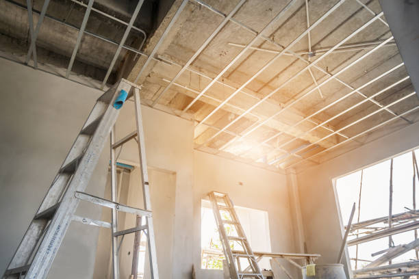 instalación de estructura metálica para techo de tablero de yeso en casa en construcción - escaleras de aluminio fotografías e imágenes de stock