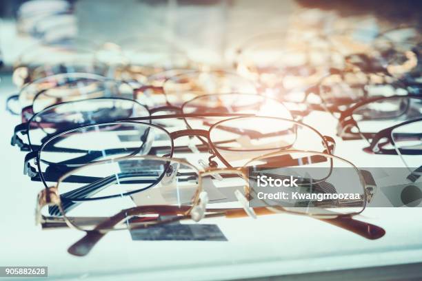 Photo libre de droit de Lunettes Sur La Fenêtre Affichent Les Tablettes En Magasin Doptique banque d'images et plus d'images libres de droit de Lunettes de vue