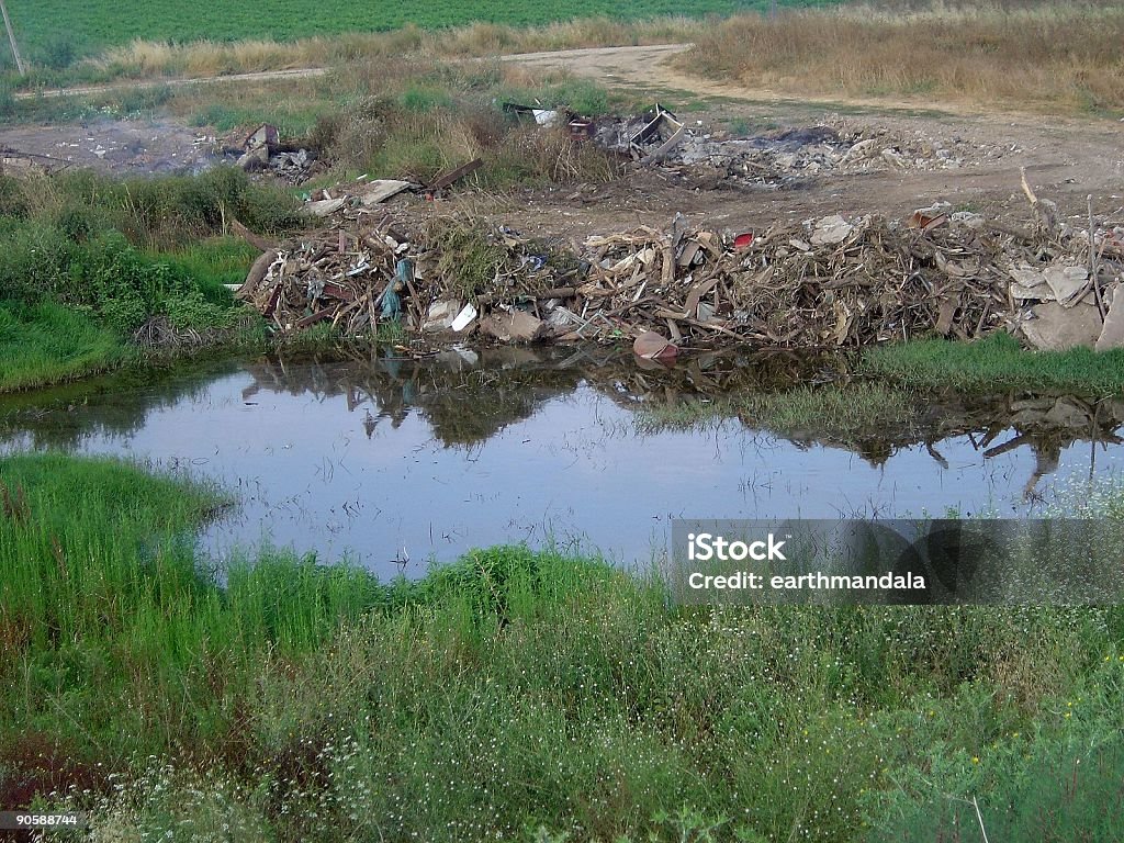 Ужасное polluted зона - Стоковые фото Загрязнение воды роялти-фри