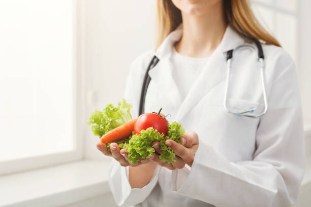 istock Unrecognizable nutritionist woman with vegetables 905889392